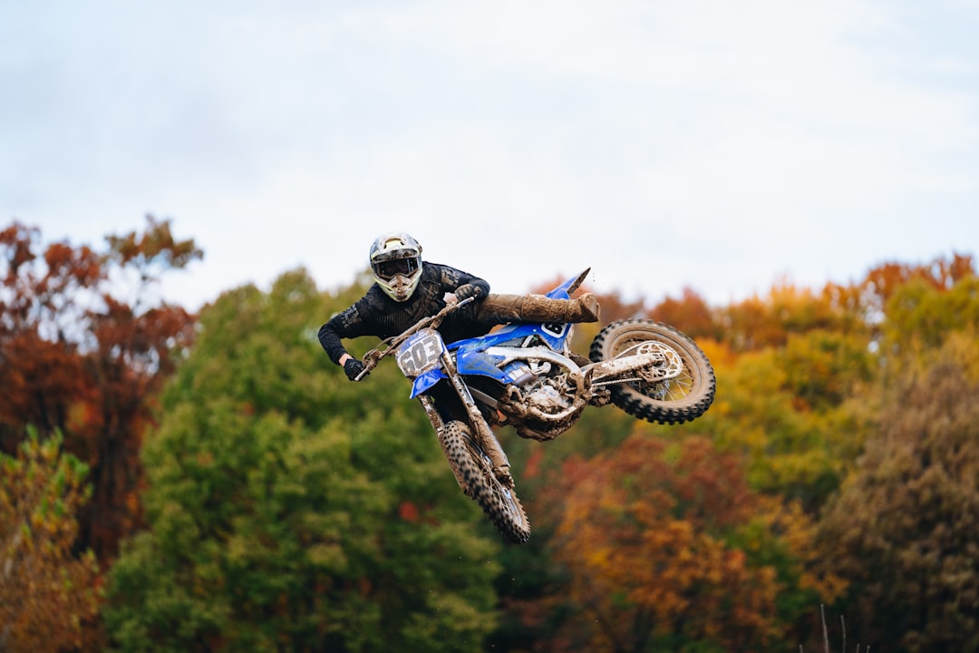 découvrez notre assurance motocross sur mesure, conçue pour protéger les passionnés de sports mécaniques. profitez d’une couverture complète adaptée à vos besoins, que vous soyez un pilote amateur ou professionnel. roulez sereinement sur les pistes avec notre soutien fiable.
