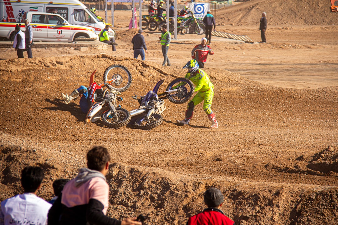 découvrez les causes, conséquences et conseils de sécurité liés aux accidents de moto. informez-vous sur la prévention et les mesures à prendre pour protéger les motards sur la route.