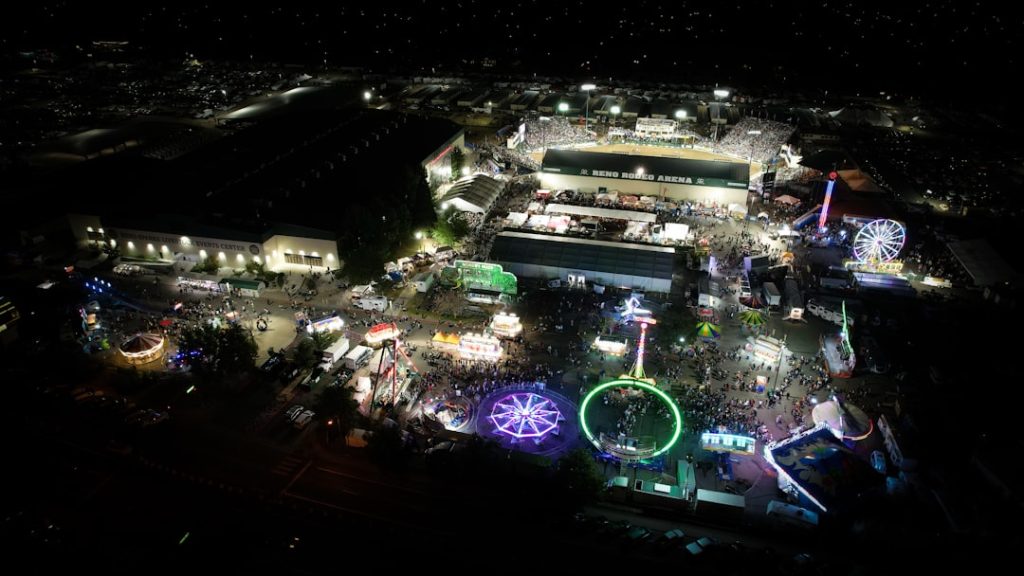 découvrez l'urban rodeo, une expérience unique alliant adrénaline et culture urbaine. participez à des compétitions de tir à la corde, de maniabilité avec des chevaux et d'autres activités audacieuses au cœur de la ville. une aventure inoubliable pour les amateurs de sensations fortes et d'immersions dans le monde équestre moderne.