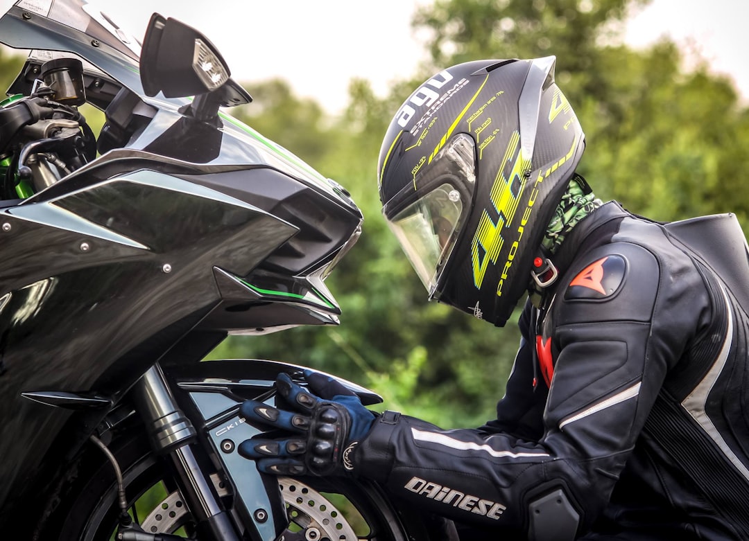 découvrez notre sélection de casques de moto alliant sécurité, confort et style. que vous soyez un motard débutant ou expérimenté, trouvez le casque idéal pour votre prochaine aventure sur la route.