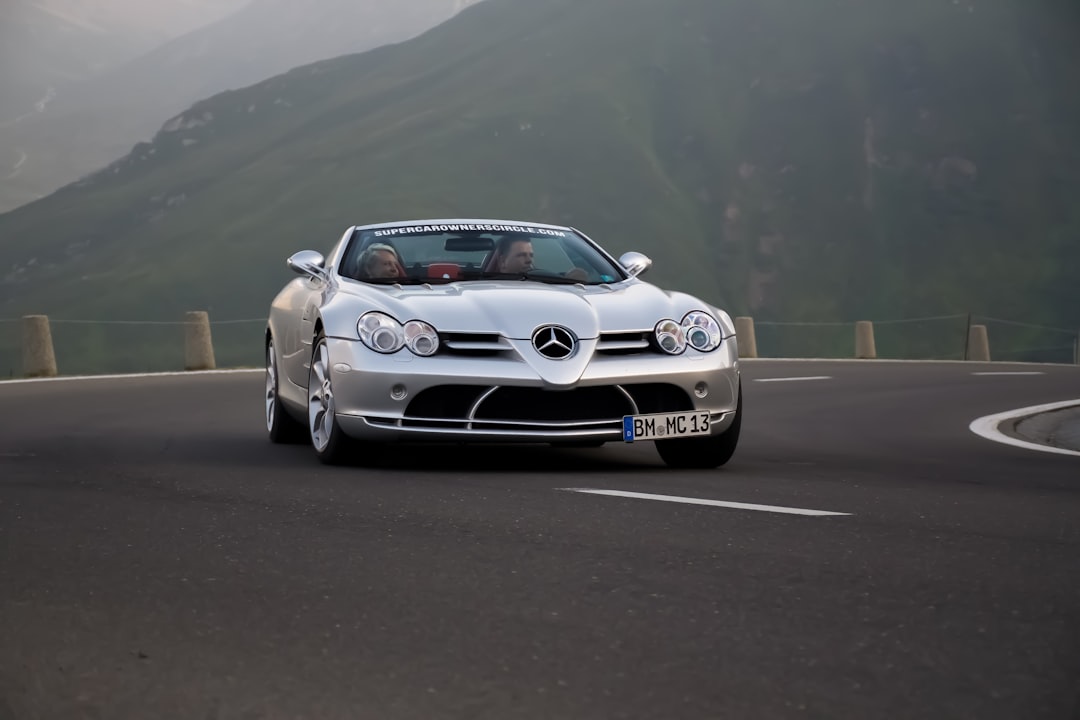 découvrez le plaisir de conduire en plein air avec notre roadster. alliant performance, design élégant et sensations fortes, ce véhicule sportif est parfait pour les amateurs de conduite. explorez les routes avec style et profitez de chaque instant au volant!