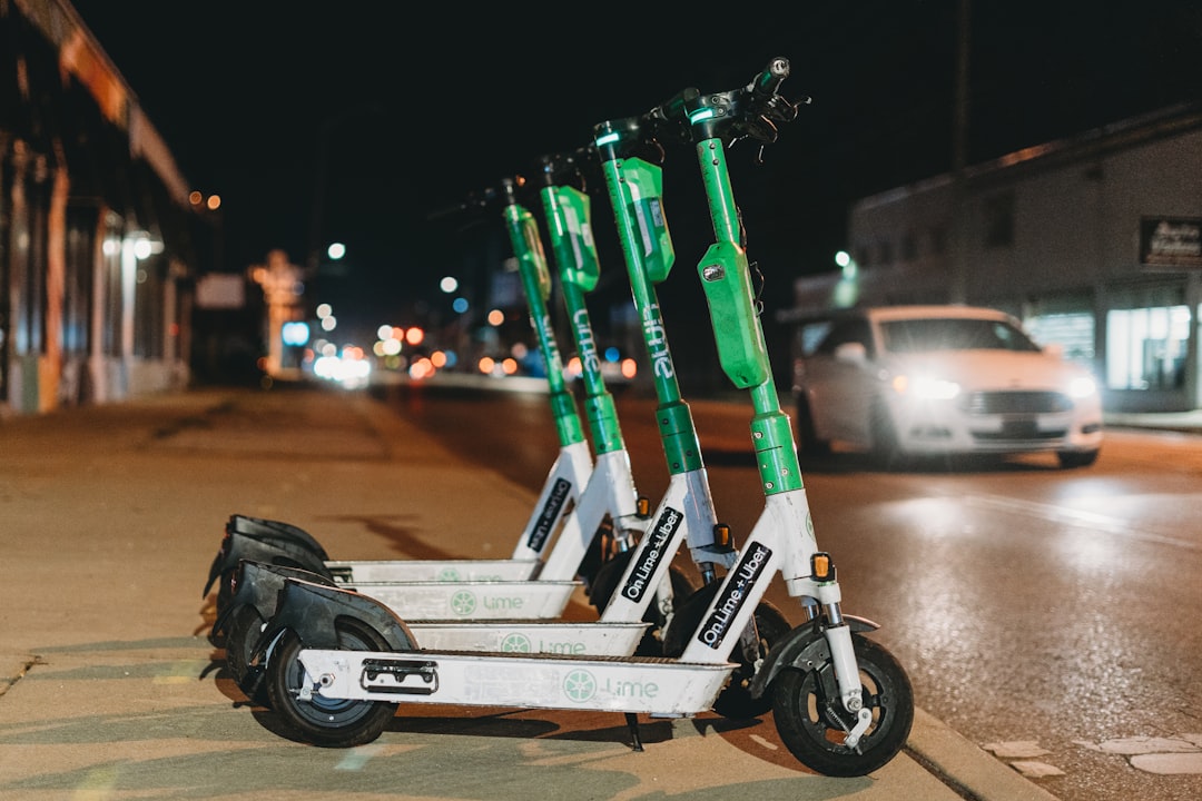 découvrez le monde des trottinettes électriques : rapides, écologiques et idéales pour vos trajets quotidiens. explorez notre guide sur les meilleurs modèles, conseils d'achat et avantages d'une mobilité durable.