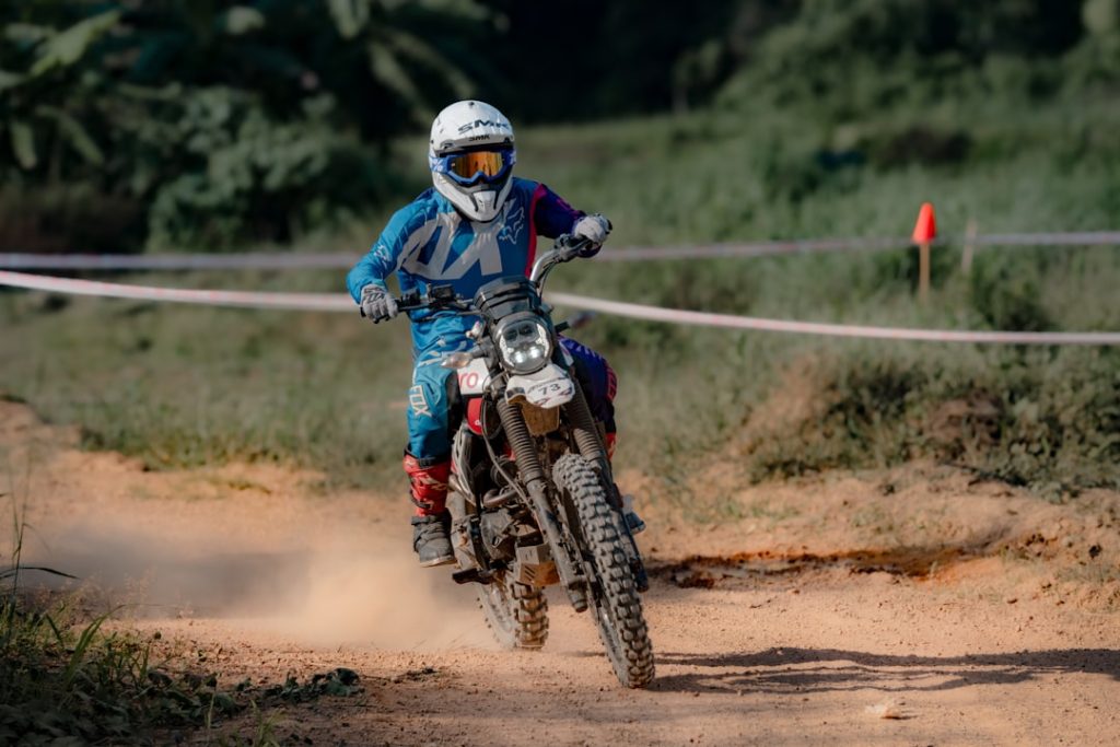 découvrez notre guide dédié aux motocyclistes débutants, offrant des conseils pratiques, des techniques de conduite sécuritaires et des astuces pour devenir un motard accompli. parfait pour ceux qui souhaitent apprendre à piloter une moto en toute confiance.