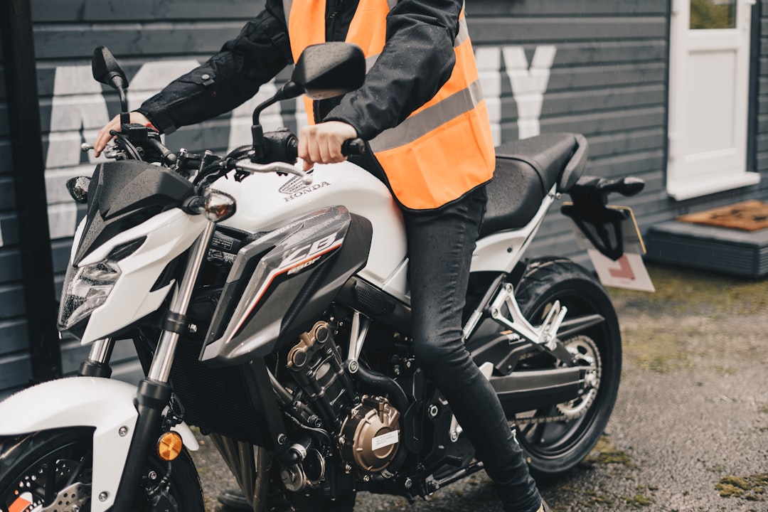découvrez notre guide essentiel pour les motards débutants. apprenez les bases de la conduite de moto, les conseils de sécurité et les astuces pour devenir un motocycliste confiant et compétent. parcourez les routes en toute sécurité avec nos recommandations pour les apprenants motards.