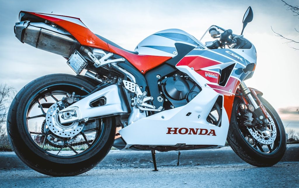 découvrez la honda v3, une moto innovante alliant performance, confort et design moderne. explorez ses caractéristiques techniques et ses atouts qui font de ce modèle un choix idéal pour les amateurs de sensations fortes.