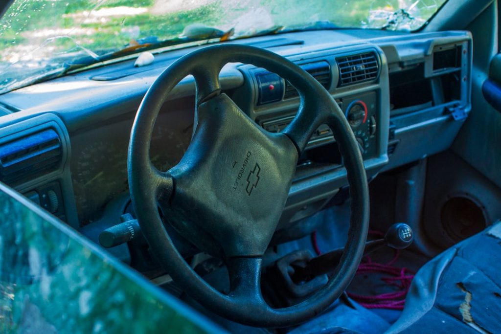 découvrez les différents types d'accidents, leurs causes possibles et les mesures de prévention à adopter. informez-vous sur les conséquences des accidents sur la vie quotidienne et les soins à apporter aux victimes.