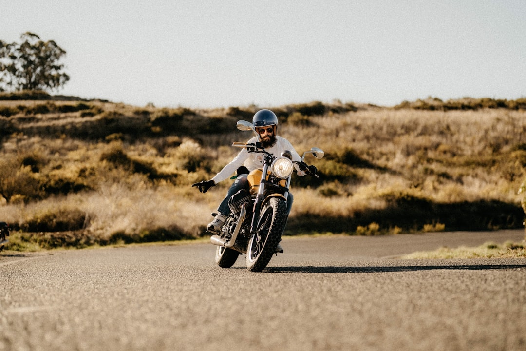 protégez votre passion pour la moto tout-terrain avec notre assurance dédiée. bénéficiez d'une couverture complète adaptée à vos besoins, que ce soit pour des excursions en pleine nature ou des compétitions. roulez l'esprit tranquille avec une protection sur mesure.