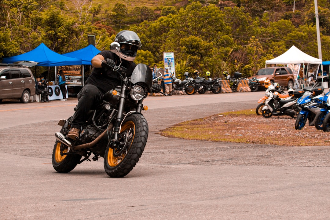 découvrez les motos adaptatives, conçues pour offrir un maximum de confort et de sécurité à tous les motards, quel que soit leur niveau. explorez la technologie innovante qui révolutionne le monde de la moto.