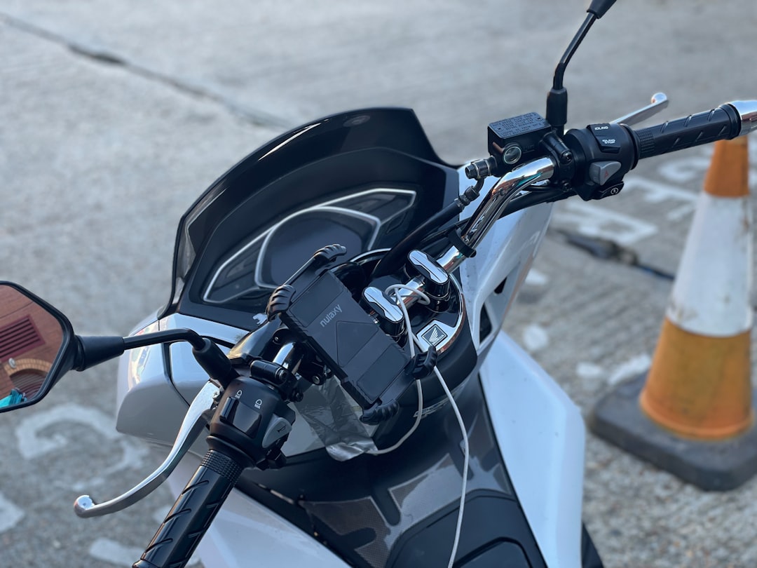 découvrez notre sélection de câbles de charge pour motos électriques, conçus pour assurer une recharge rapide et efficace. parfaits pour les riders soucieux de la performance de leur véhicule, nos câbles allient robustesse et facilité d'utilisation. explorez nos options adaptées à différents modèles et profitez d'une expérience de conduite électrique sans souci.