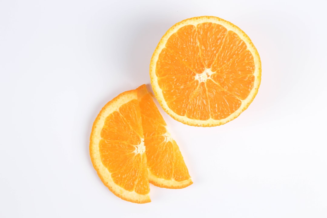 découvrez l'orange, le fruit juteux et vitaminé aux multiples bienfaits. savourez son goût sucré et acidulé tout en profitant de ses vertus nutritionnelles pour une santé optimale. explorez ses différentes variétés et recettes délicieuses à base d'orange.