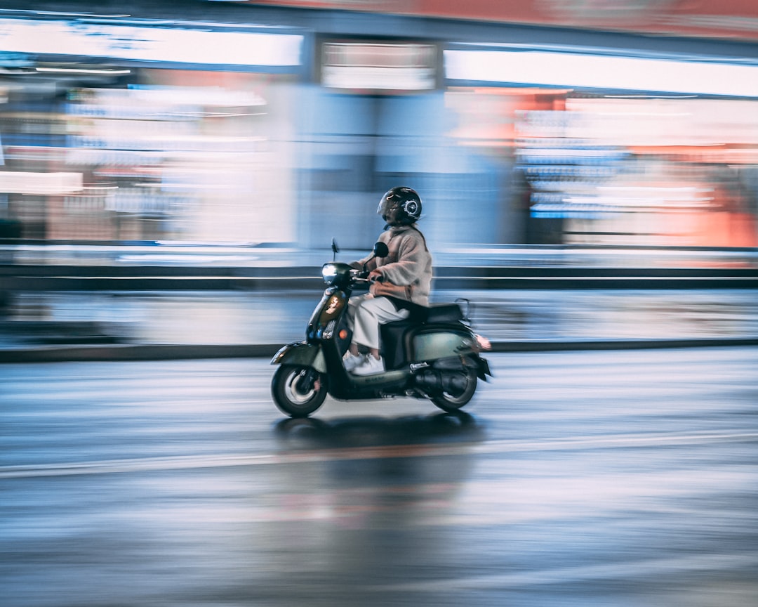 assurez votre moto pour une courte période avec notre assurance temporaire moto flexible. profitez d'une couverture adaptée à vos besoins sans engagement à long terme. idéale pour les occasions spéciales ou les voyages, notre solution d'assurance vous permet de conduire sereinement en toute légalité.